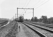 836271 Afbeelding van een electrisch treinstel mat. 1936 van de N.S. vermoedelijk tussen Utrecht en Bunnik.